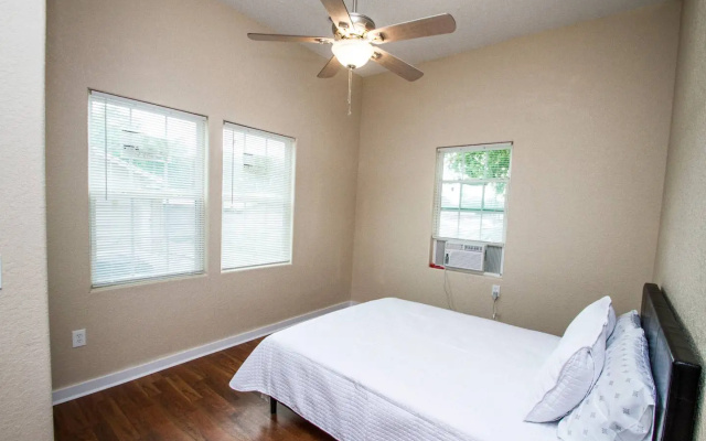 3BR/2BA Remodeled Apartment Near Downtown
