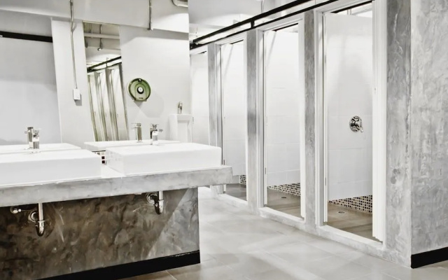 Loyy Hotel - Hostel