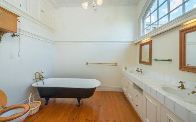 Magnificent Karaka Estate with Swimming Pool