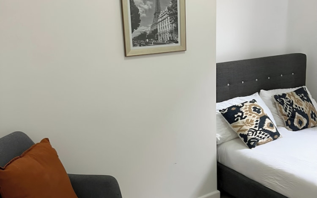 Pet Friendly - Parking - 3 Bedrooms - 6 Guests