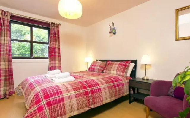 Near Holyrood Palace/Royal Mile with Free Parking