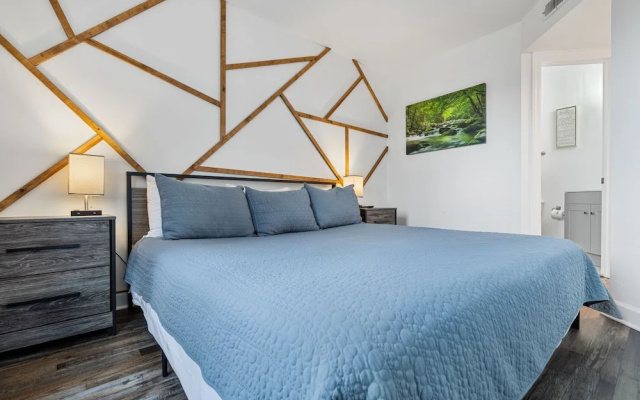 The Summit 5307 / INDOOR AND OUTDOOR POOLS