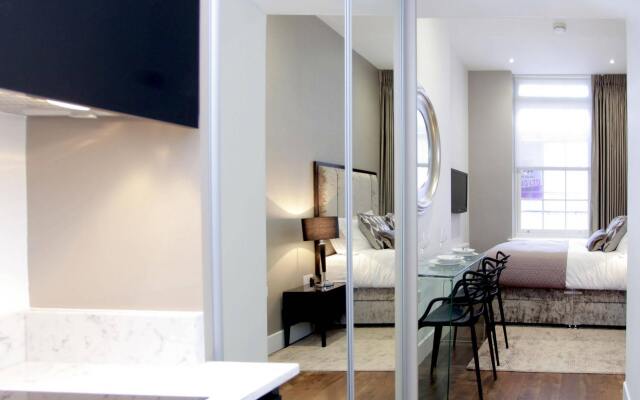 Апартаменты Valet Apartments Golden Square комната для гостей