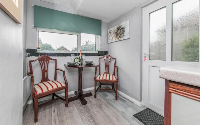 House - Sleeps 10 - Parking - Garden