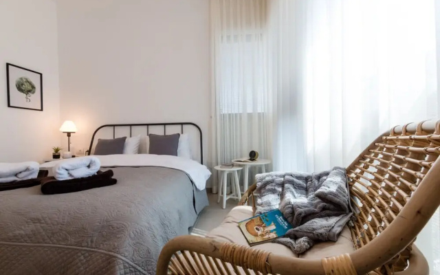 Artsy Modern Bright Apt in Bat Yam