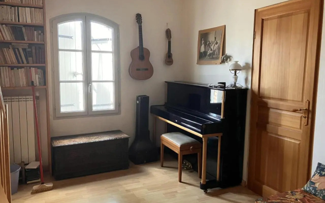 Superb 90m With Wifi Located In Avignon!