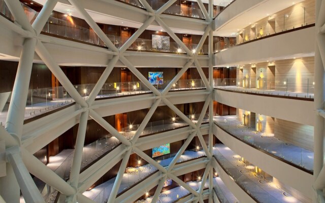 Отель Andaz Capital Gate Abu Dhabi – a concept by Hyatt вид на фасад