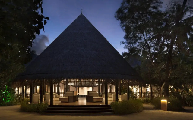 Отель Outrigger Konotta Maldives Resort вид на фасад