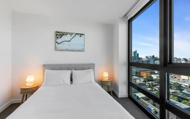 Stylish 1-bed With Pool Gym & Stunning Views