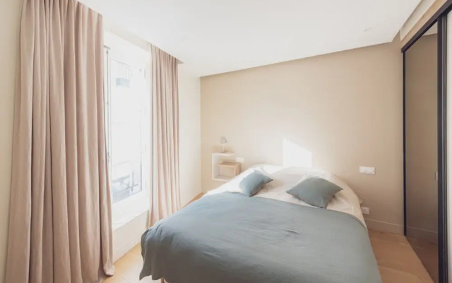 By Saint-sulpice Newly Refurbished 4 BR Apartment