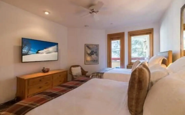 Strawberry Park Ski-in Ski-Out Condo by RedAwning