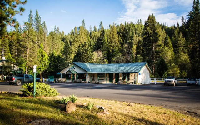 Yosemite Lakes River Yurt 21