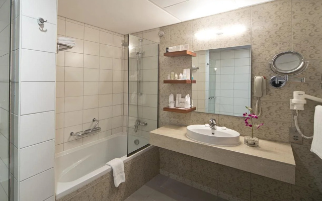 Отель City Seasons Al Hamra Hotel
