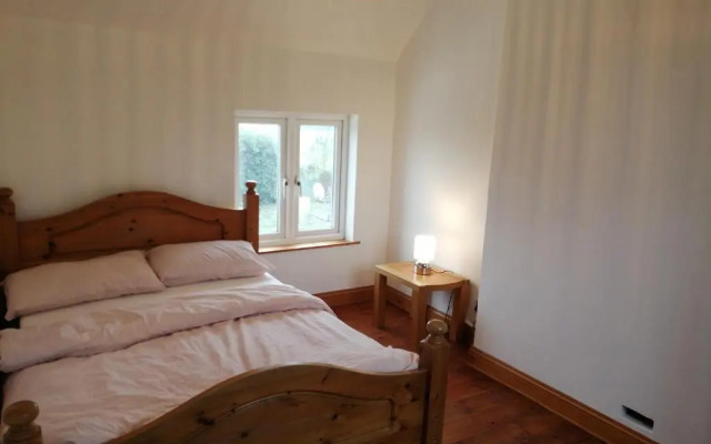 4 Bed House - Sleeps 10 - Pets - Parking - Wifi