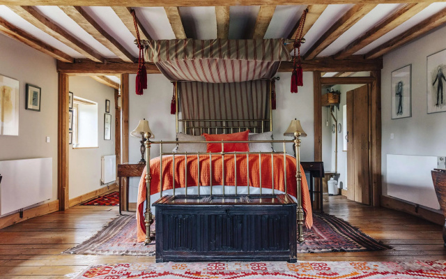 Lavish Tudor Hall Gardens - Sleeps 14