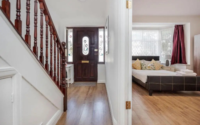 Lovely 4-bedroom House Near Romford Station