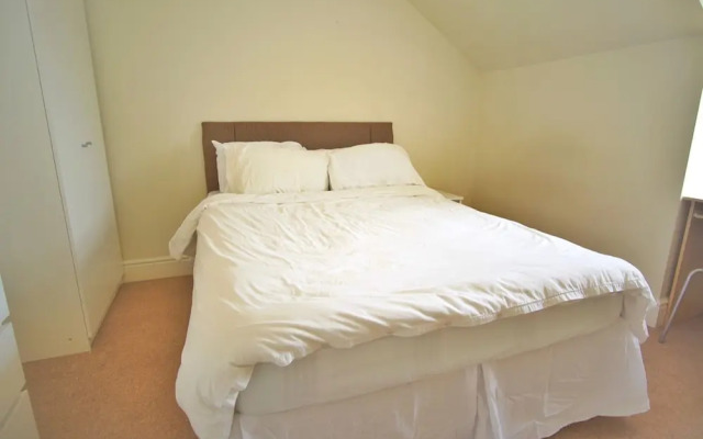 Spacious, Bright, Festival Flat for 6 at Meadows