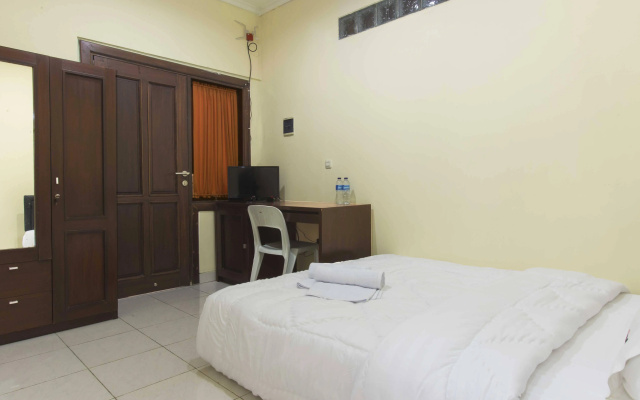 RedDoorz near Mall Taman Anggrek
