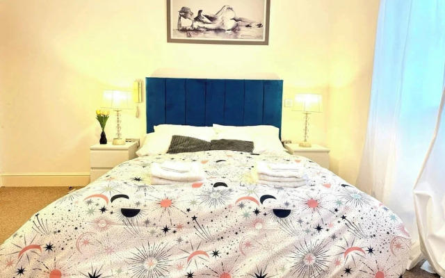 City Centre - Sleeps 2 - Wifi Parking Projector