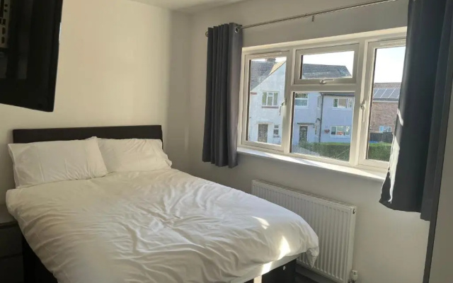 House - Sleeps 14, Onsite Parking & Pets Allowed