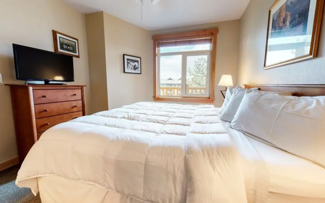 Sunstone 125 Ski-In Ski-Out, Mountain Modern, Garage, Fitness Center by RedAwning