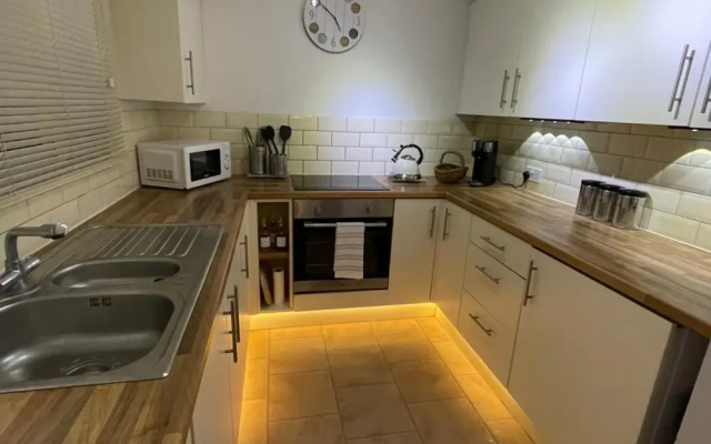 3-bed House, Sleeps 5 w/ Garden, Parking & Pets Ok