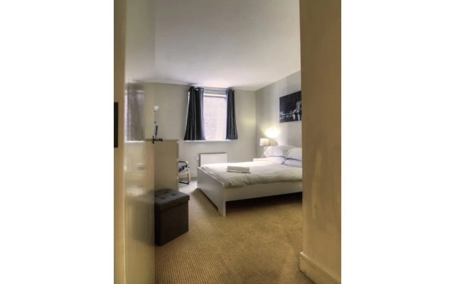 Modern, Spacious 1BR Central Manchester Flat for 4