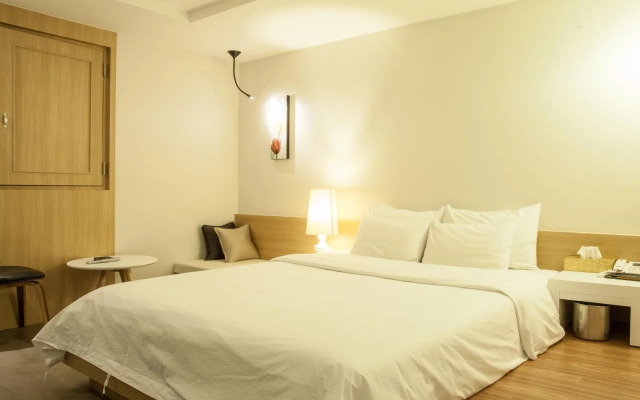 Two Be In Tourist Hotel
