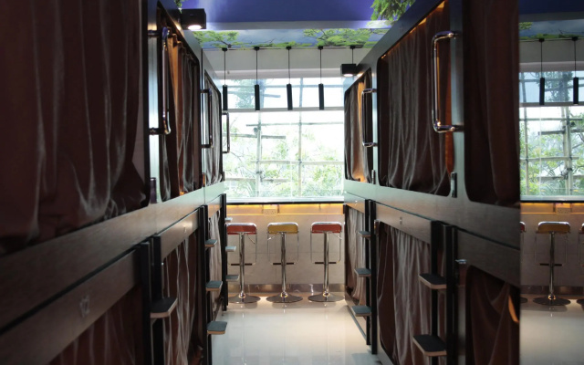 SNOOZE Capsule Hotel