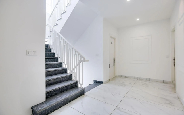 OYO Flagship 80590 Sky White House