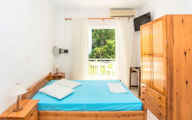 Blue White Hotel Studio Apartments