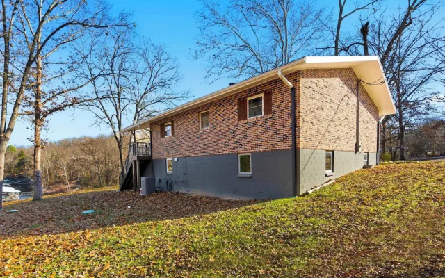 Lakeside Brick Retreat For 8