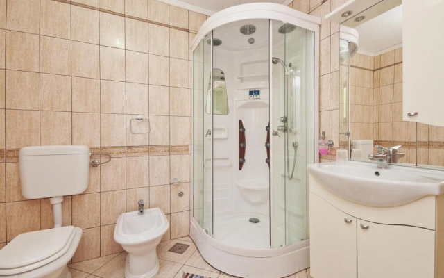 Stunning Home in Cesarica With Wifi and 3 Bedrooms