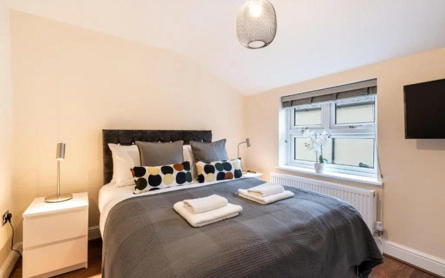 1bd Apt for 2-4. New Decor & Furnishings
