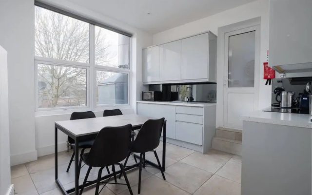Stunning London Home - Newly Furnished Mhb352