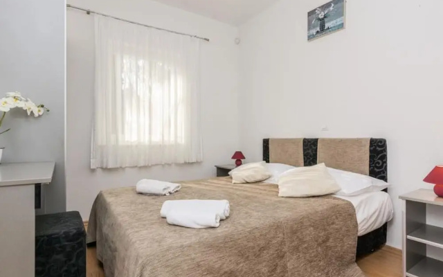 Lovely Holiday Home in Novalja With Garden