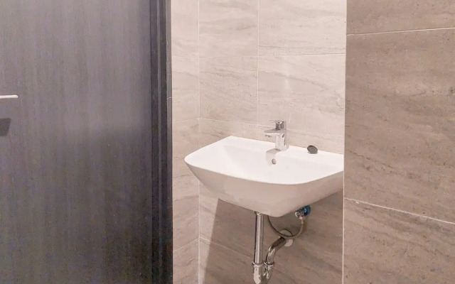 Good Choice And Homey Studio Apartment At Collins Boulevard