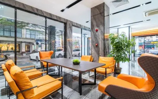 Manhattan Hotel (Guigang Life Harbor High-speed Railway Station)