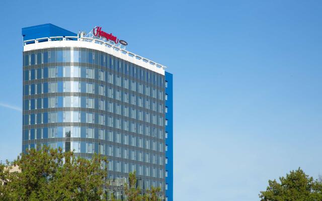 Отель Hampton by Hilton Nizhny Novgorod Нижний Новгород вид на фасад