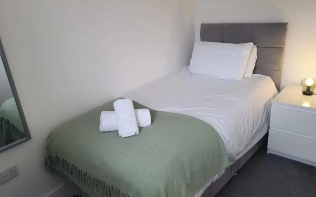 Elm Apartment by Cliftonvalley Apartments