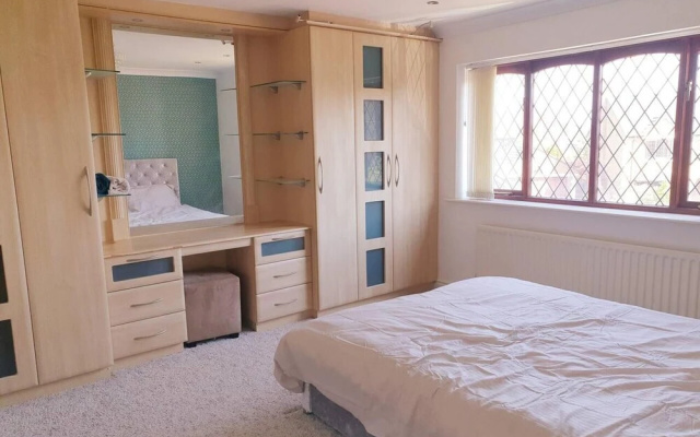 Lovely 4-bed , 3 Bath Villa in Bolton, Manchester