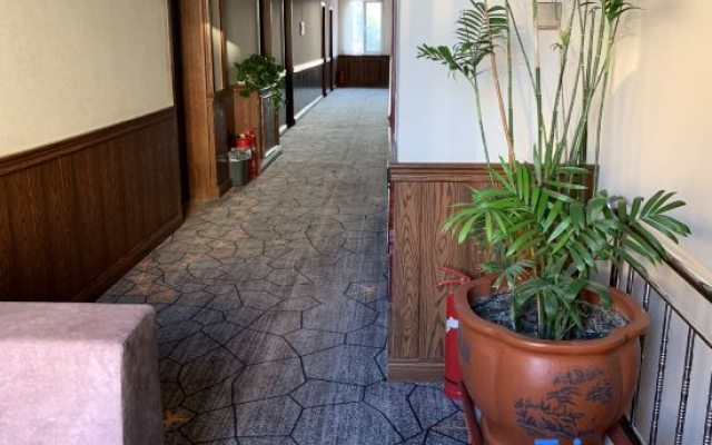 Junyi Hotel (Tongliao Horqin Avenue Wholesale City)