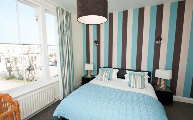 8 Bedroom Beach House, in Bournemouth and hot tub