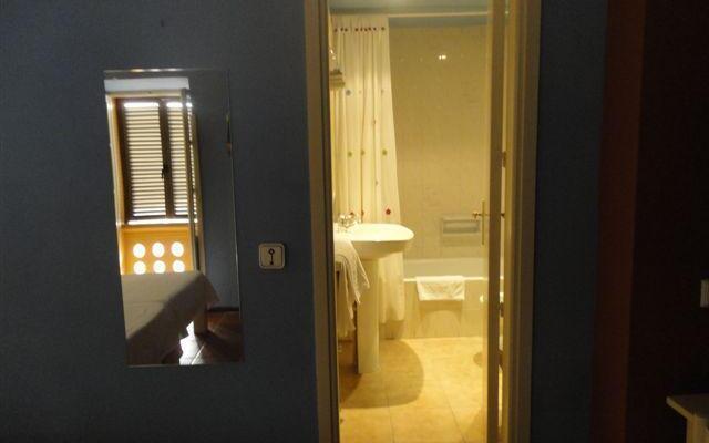 Отель Hostal Los Caracoles вид на фасад