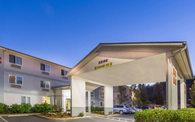 Super 8 by Wyndham Roseburg