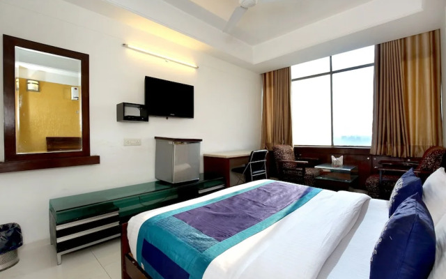 OYO 1496 Hotel Sky 5
