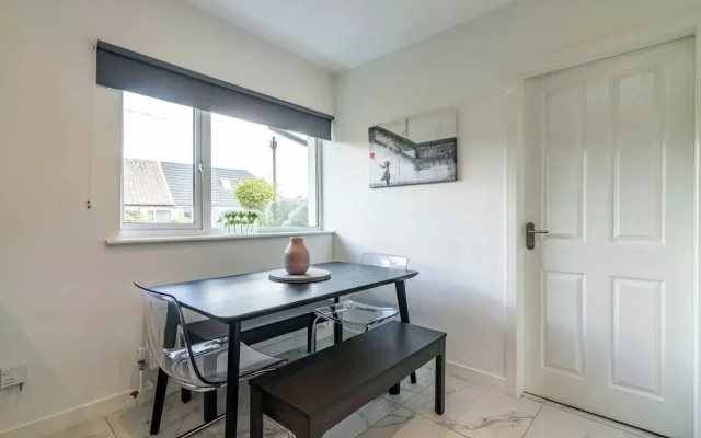 4br-sleeps8-privategarden-freeparking
