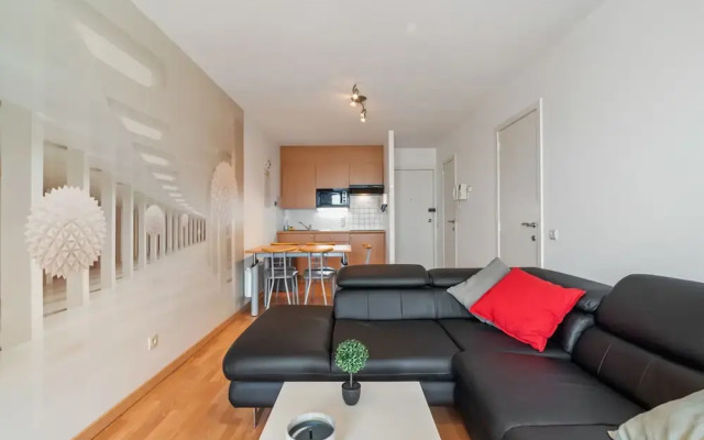 One-bedroom Flat With sea Views and Parking