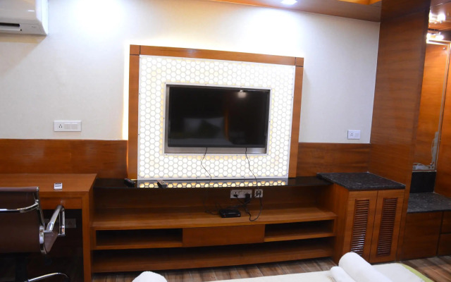 Hotel Platinum Palace Near Medanta Hospital Sector 38