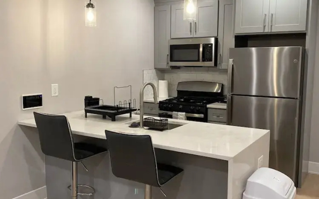 Modern 1BR 1BA Apartment